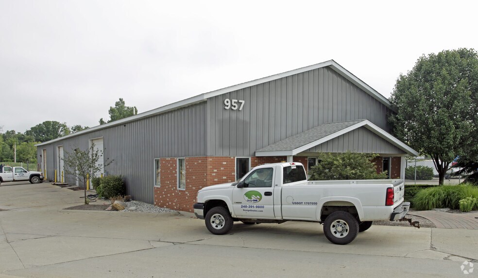 957 Brown Rd, Lake Orion, MI for sale - Primary Photo - Image 1 of 2