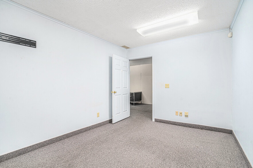 1707 Miller Rd, Kalamazoo, MI for sale - Interior Photo - Image 3 of 30