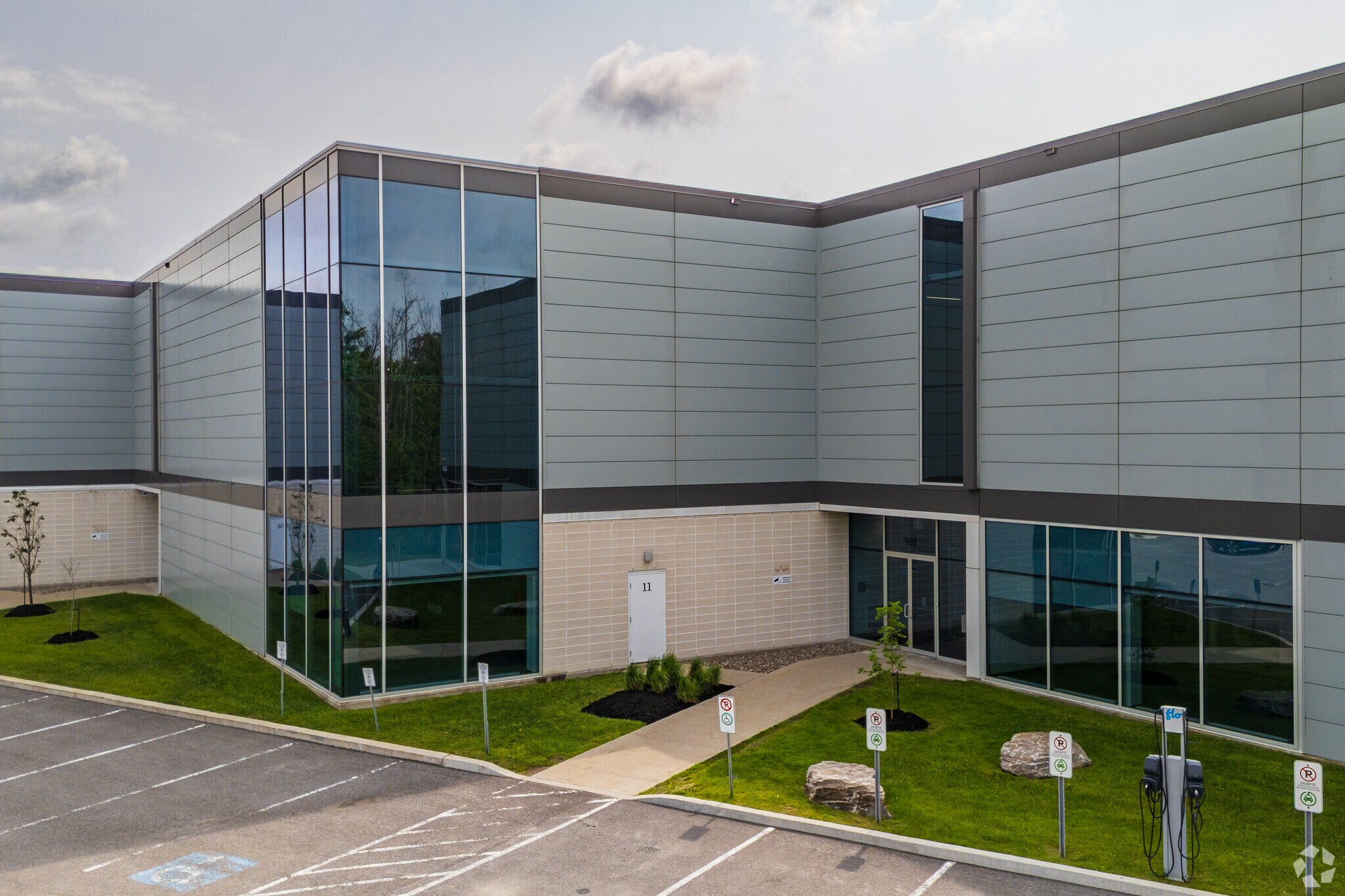 970-980 Pl Paul-Kane, Laval, QC for lease Primary Photo- Image 1 of 9