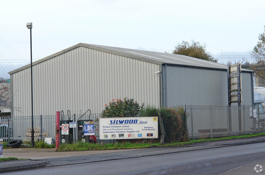 Oliver Clos, Grays for lease - Building Photo - Image 1 of 3