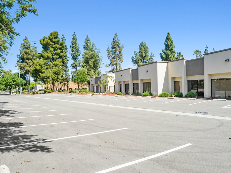 2002 N. Gateway Blvd. portfolio of 4 properties for sale on LoopNet.com - Building Photo - Image 3 of 6