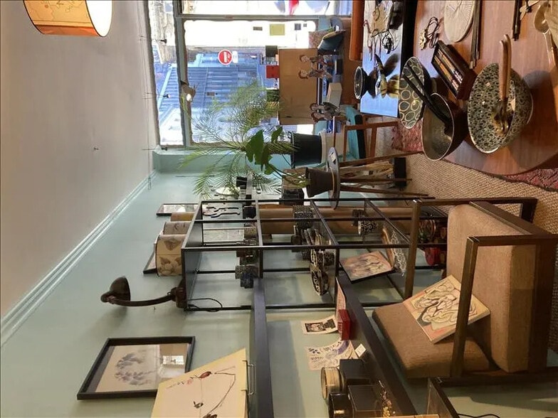 Retail in Tours for lease - Interior Photo - Image 3 of 3