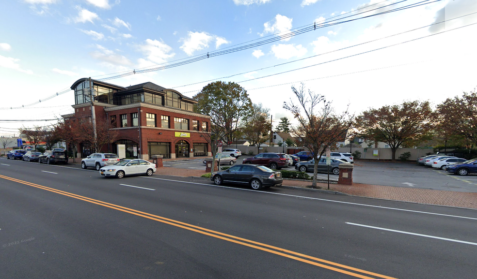 556 Merrick Rd, Rockville Centre, NY for lease - Building Photo - Image 1 of 3