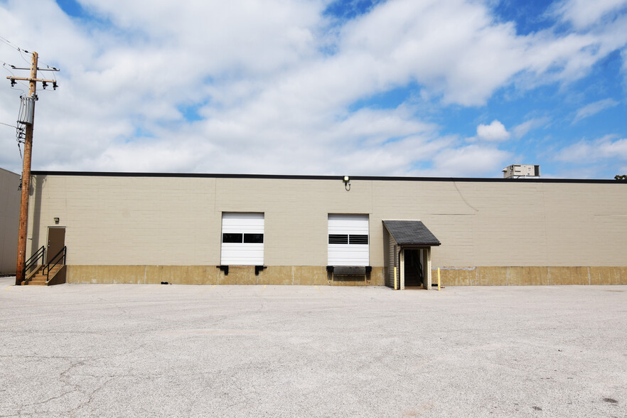 11721-11723 Northline Industrial Blvd, Maryland Heights, MO for sale - Building Photo - Image 3 of 4