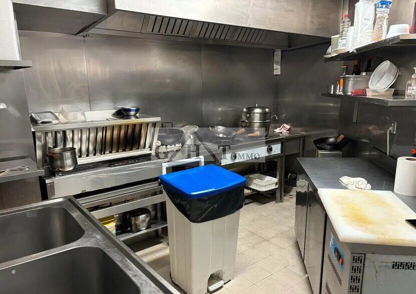 Retail in Vincennes for lease - Interior Photo - Image 2 of 2