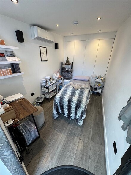 92A Forest Rd, Loughton for lease - Building Photo - Image 3 of 5