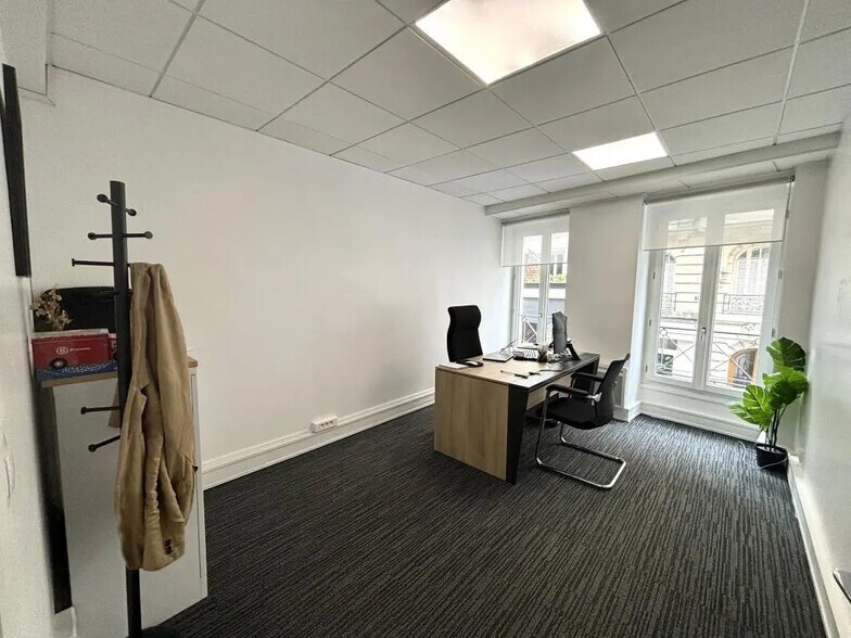 Office in Paris for lease - Building Photo - Image 1 of 7