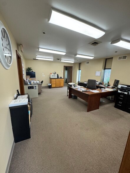 2100 American Dr, Neenah, WI for lease - Building Photo - Image 3 of 15