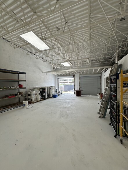 2745 Irving Blvd, Dallas, TX for lease - Interior Photo - Image 3 of 3