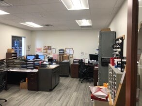 11833 Cutten Rd, Houston, TX for lease Interior Photo- Image 2 of 9