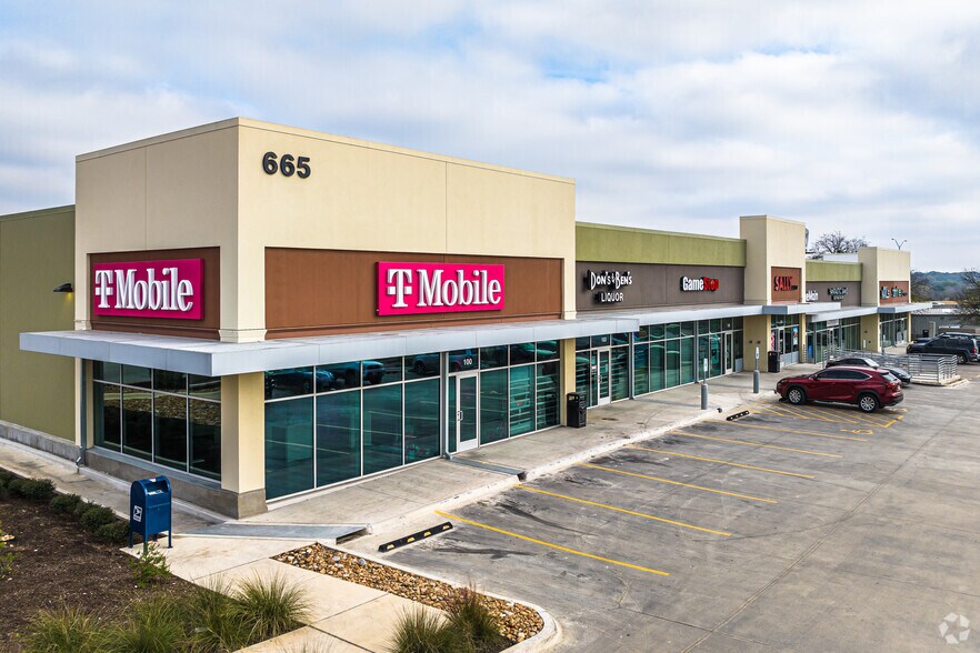 665 S Walnut Ave, New Braunfels, TX 78130