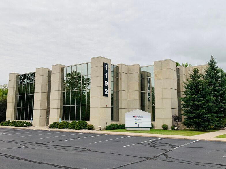 1192 Hansen Rd, Green Bay, WI for sale - Primary Photo - Image 1 of 1