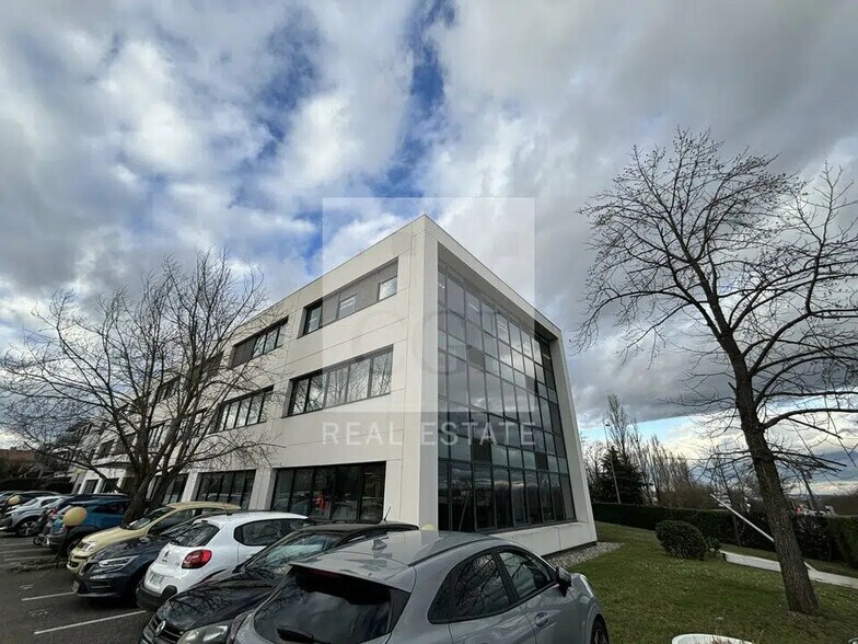 Office in Bron for lease - Building Photo - Image 1 of 12