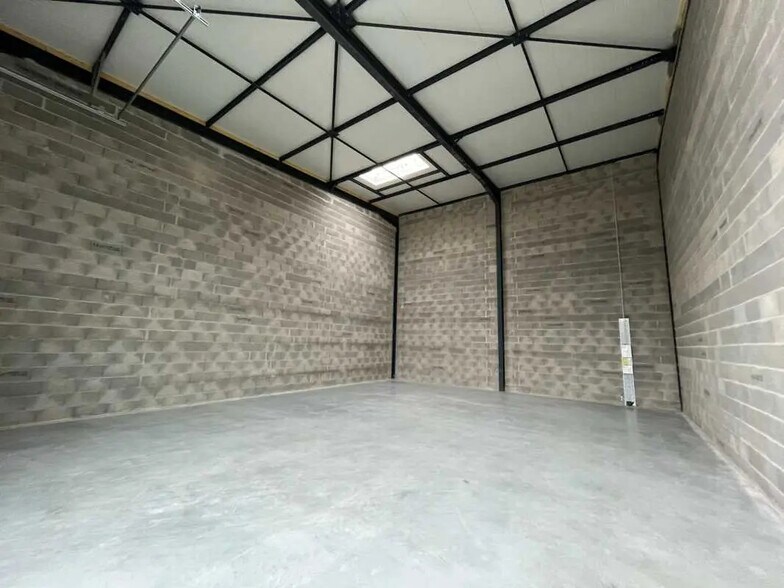 161 Allée Des Peupliers, Trévoux for lease - Interior Photo - Image 2 of 9