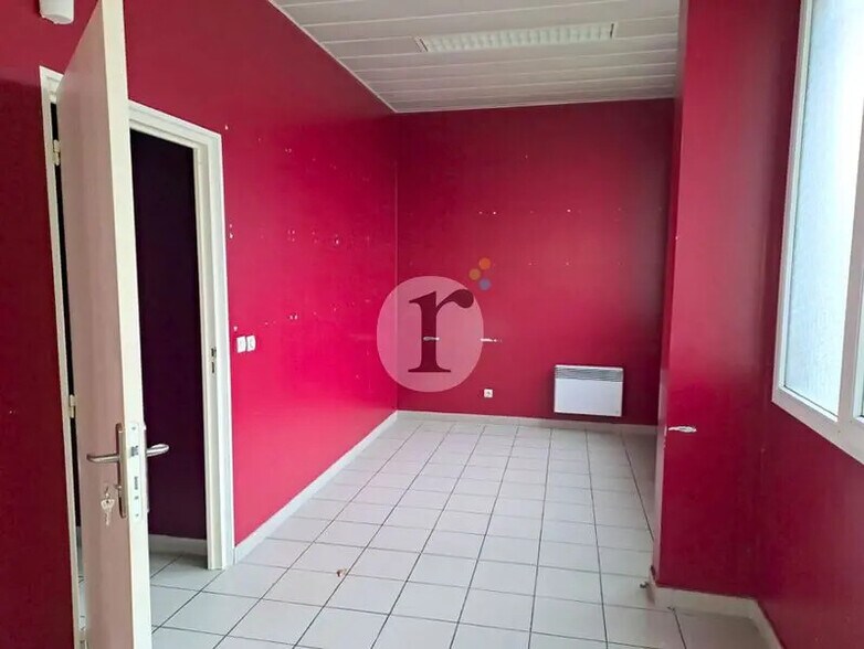 Retail in Roubaix for lease - Interior Photo - Image 1 of 2