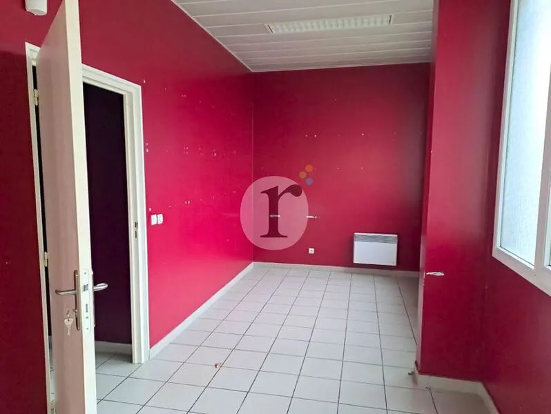 Retail in Roubaix for lease Interior Photo- Image 1 of 3