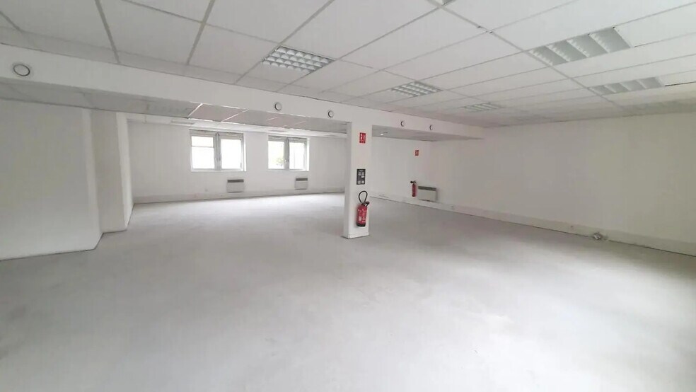 Office in Versailles for lease - Building Photo - Image 2 of 9