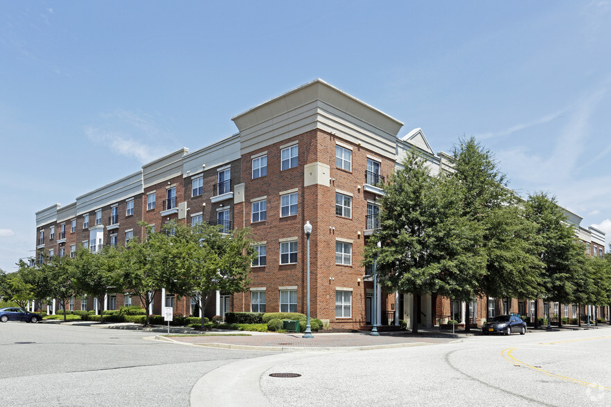 675 Town Center Dr, Newport News, VA for lease - Building Photo - Image 1 of 7