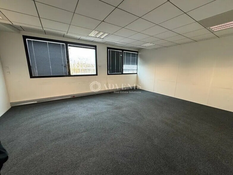Office in Chelles for lease - Interior Photo - Image 2 of 6