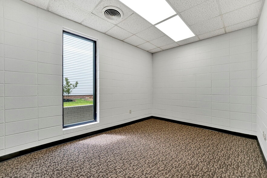 221 W Laurens St, Laurens, SC for lease - Interior Photo - Image 2 of 24