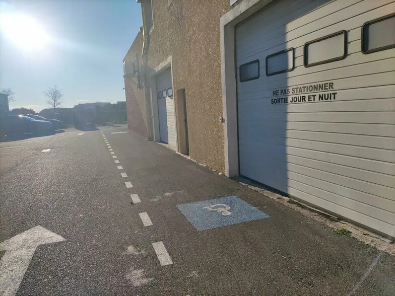 Flex in Istres for sale - Building Photo - Image 2 of 4