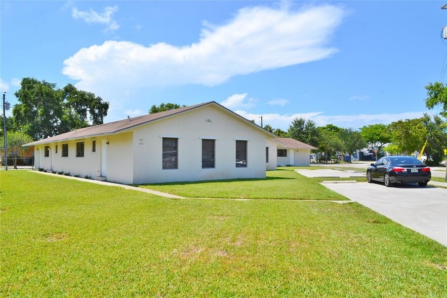 5907 Tyler St, Hollywood, FL for sale - Building Photo - Image 3 of 34