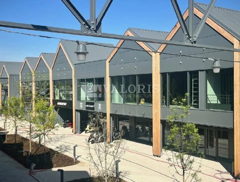 Retail in Vénissieux for lease - Building Photo - Image 1 of 11