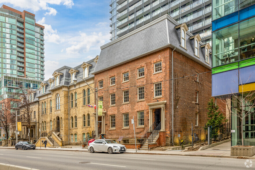 252-264 Adelaide St E, Toronto, ON for lease - Building Photo - Image 1 of 11