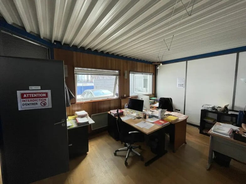 Flex in La Courneuve for lease - Interior Photo - Image 3 of 9