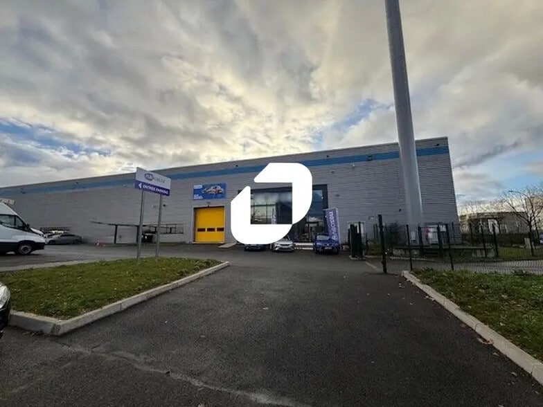 Office in Taverny for lease - Building Photo - Image 1 of 21