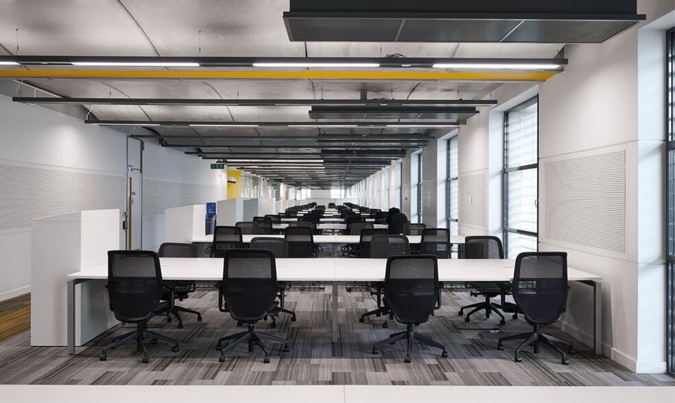 21-35 Wellington St, London for lease - Building Photo - Image 1 of 16