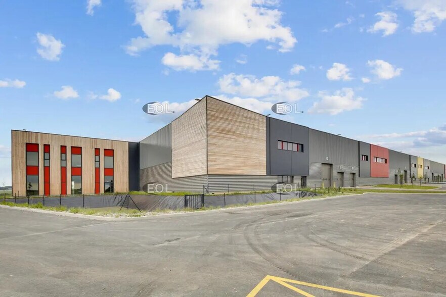 Flex in Louvres for lease - Building Photo - Image 2 of 9