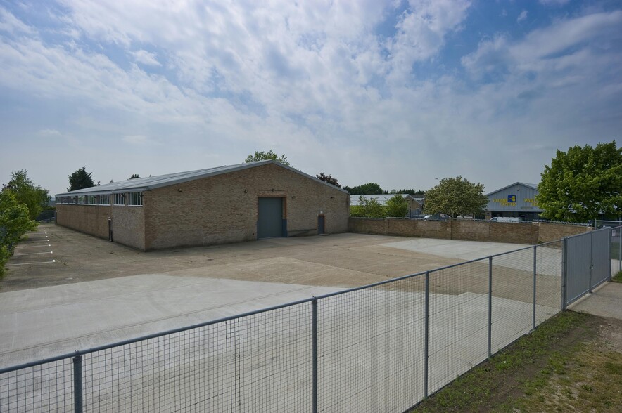 762-763A Henley Rd, Slough for lease - Building Photo - Image 1 of 8