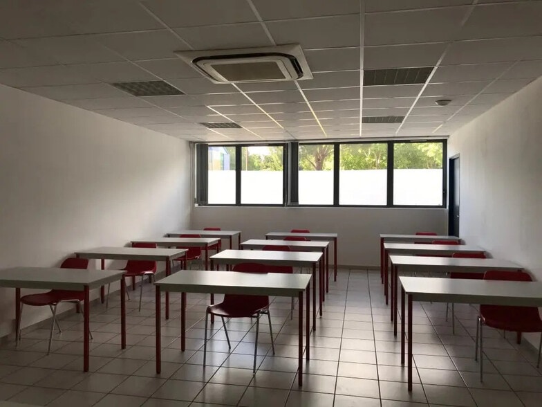 Office in Avignon for lease - Building Photo - Image 2 of 10