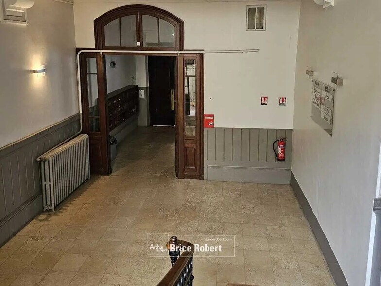 Office in Lyon for sale - Lobby - Image 2 of 15