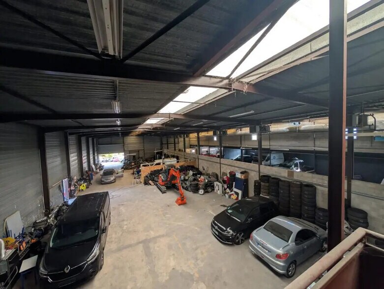 Flex in Porcheville for lease - Interior Photo - Image 2 of 10