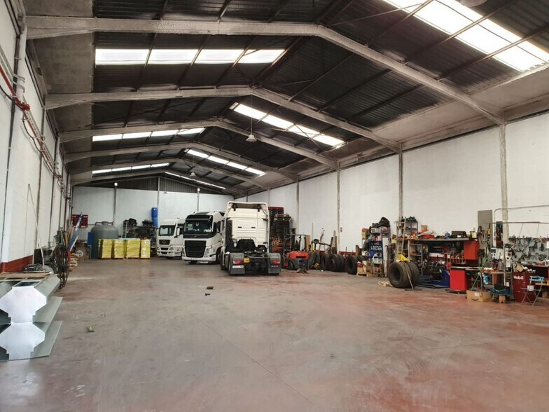 Industrial in Dos Hermanas for sale - Building Photo - Image 2 of 12
