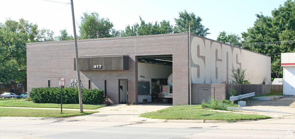 417 SE 10th Ave, Topeka, KS for lease - Primary Photo - Image 2 of 7