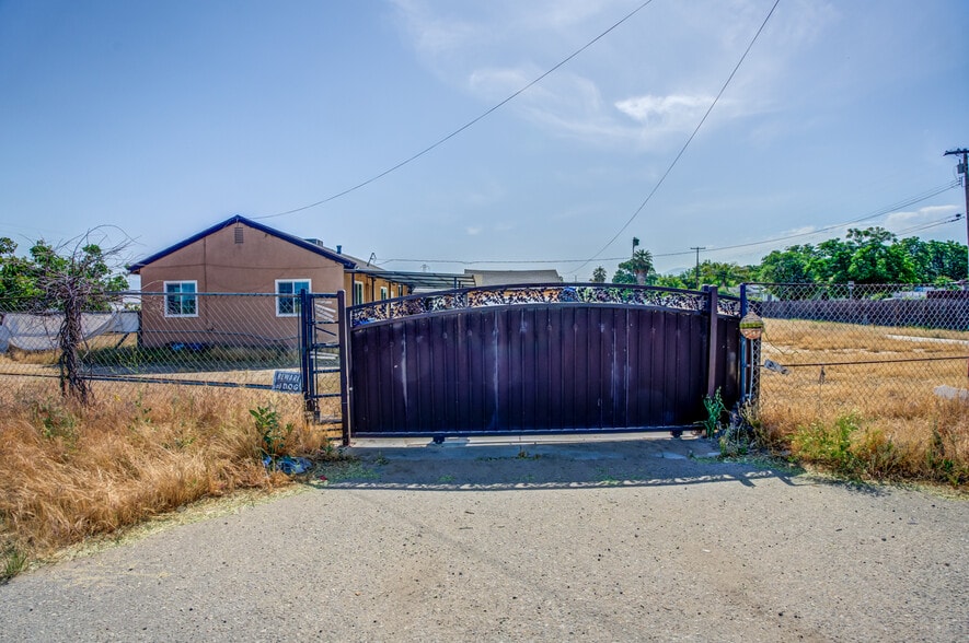 5915 Weedpatch Hwy, Bakersfield, CA for sale - Building Photo - Image 3 of 64