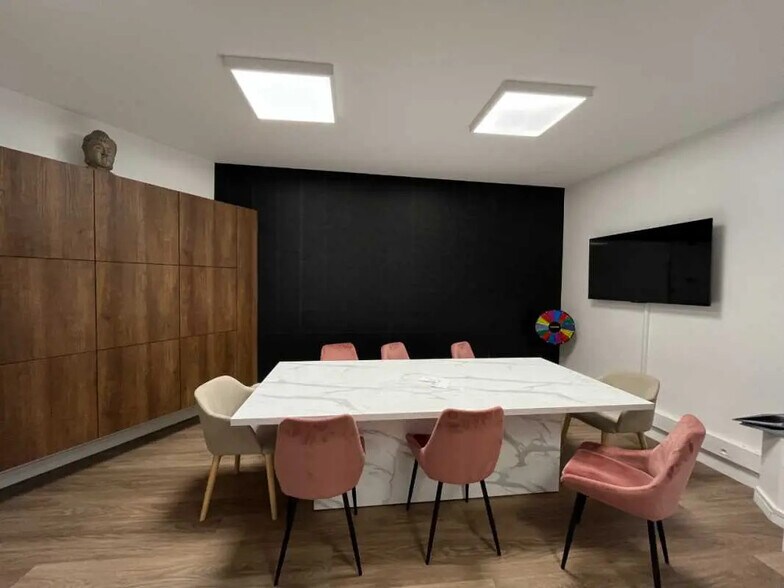 Retail in Saint-Quentin for lease - Building Photo - Image 1 of 4