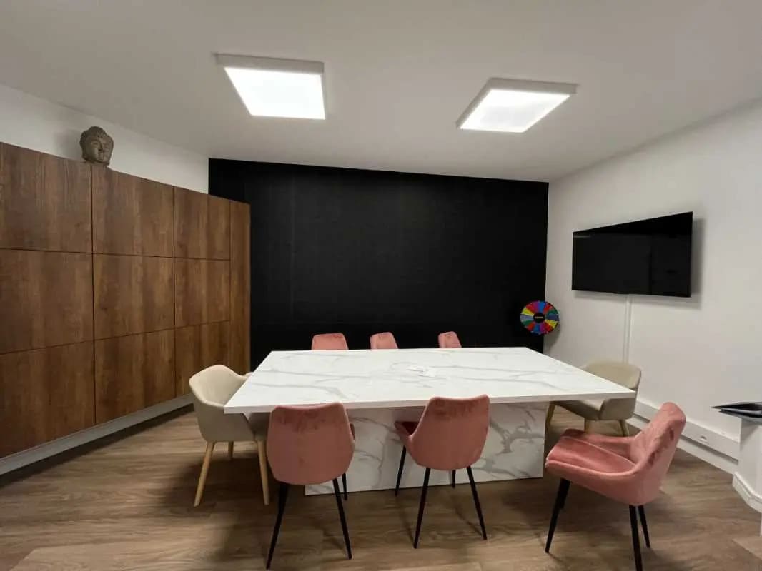 Retail in Saint-Quentin for lease Building Photo- Image 1 of 5