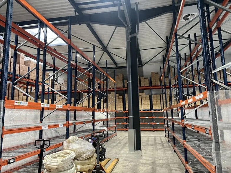 Flex in Gennevilliers for lease - Interior Photo - Image 1 of 6