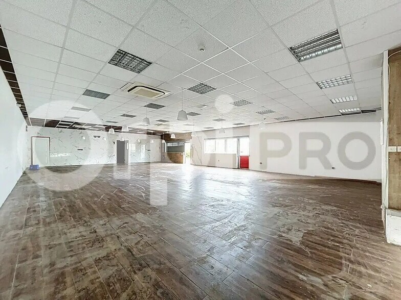 Retail in Neuilly-sous-Clermont for lease - Interior Photo - Image 2 of 4