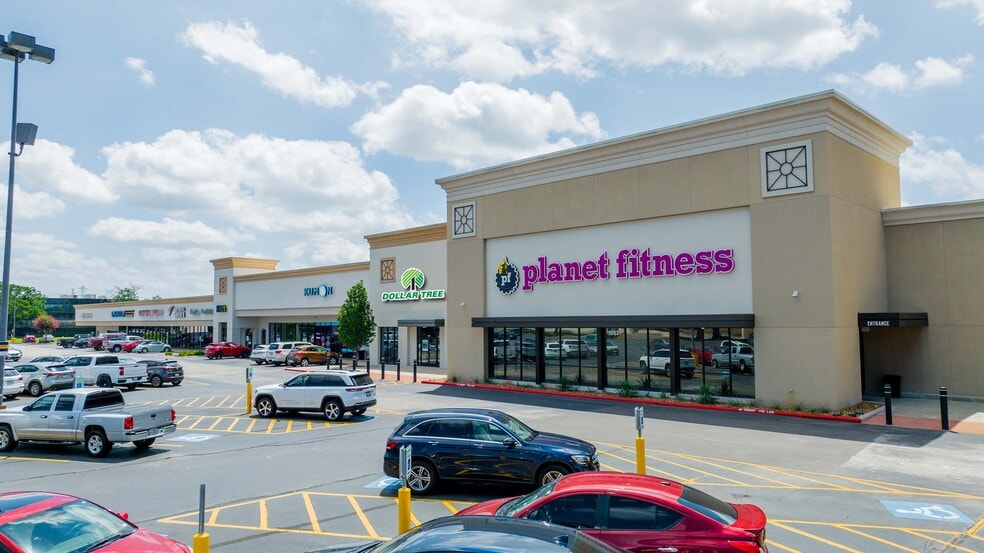 13711-13897 Southwest Fwy, Sugar Land, TX for lease - Building Photo - Image 1 of 6