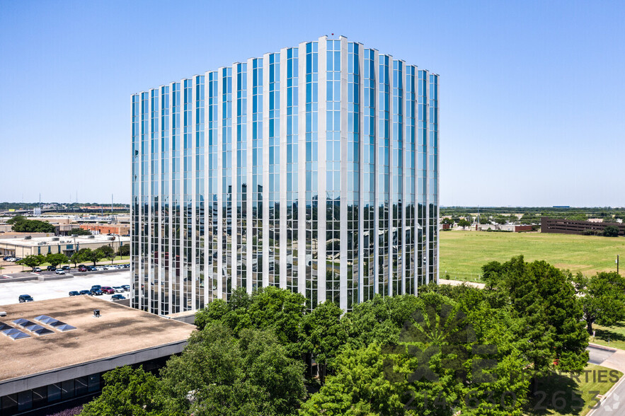 8585 N Stemmons Fwy, Dallas, TX for lease - Building Photo - Image 2 of 15