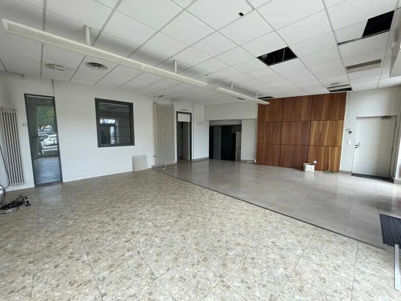 Retail in Compiègne for lease - Building Photo - Image 2 of 5