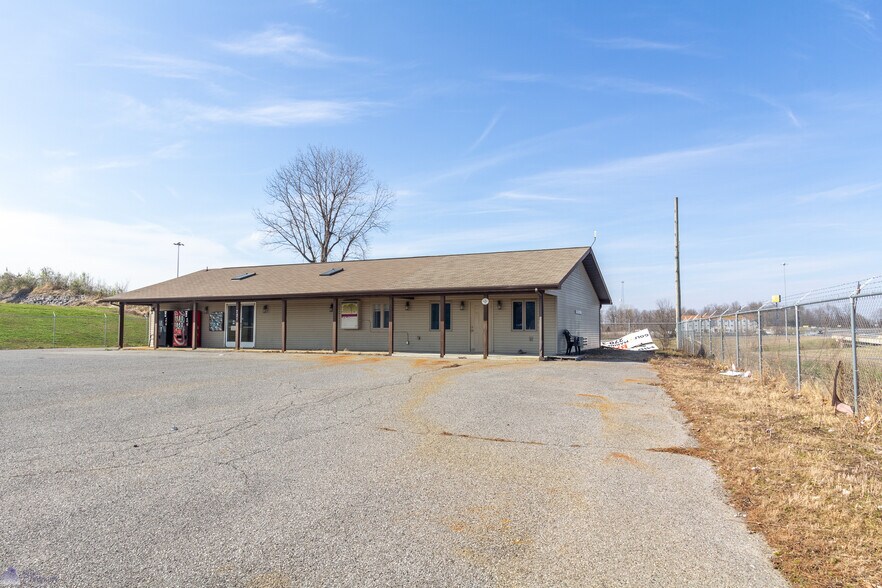 721 Complex Dr, Grand Rivers, KY 42045 Retail/Office on.408 Acres