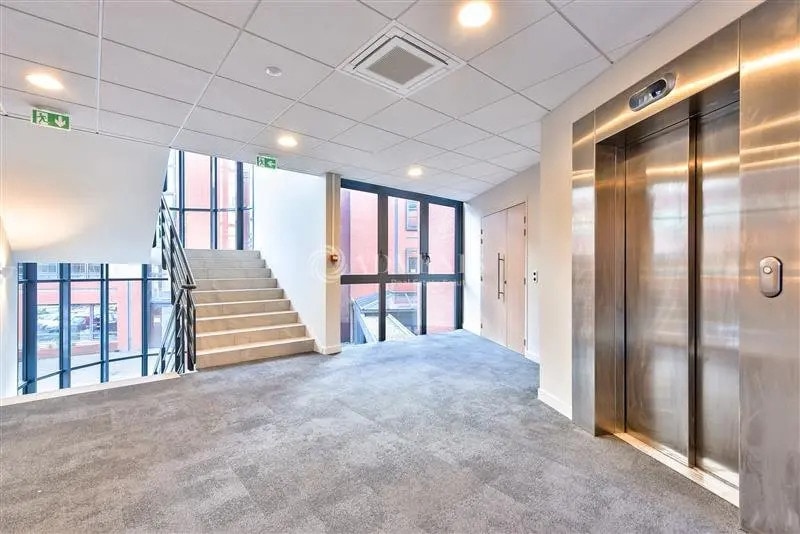 Office in Guyancourt for sale - Lobby - Image 2 of 5