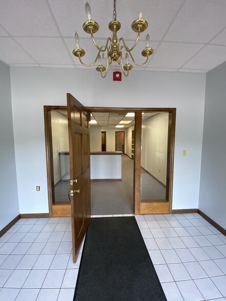 4893 Route 30 Hwy, Greensburg, PA for lease - Interior Photo - Image 2 of 11