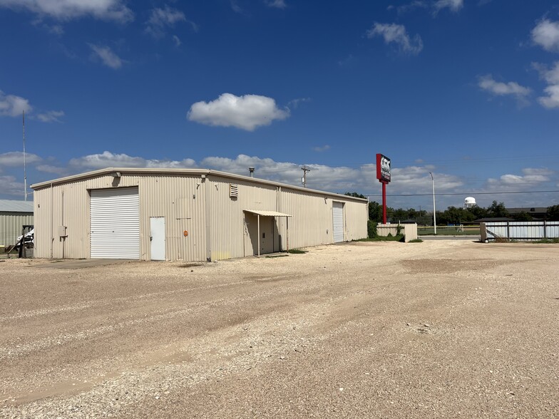 4211 S Chadbourne St, San Angelo, TX for lease - Building Photo - Image 2 of 4